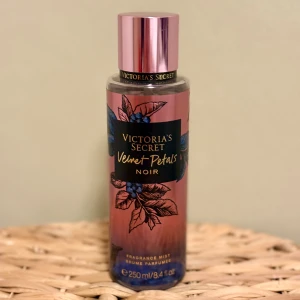 Victoria’s Secret Velvet Petals Noir 250 ml - Victoria’s Secret Velvet Petals Noir, 250 ml. Limited edition. Knappt använd, vilket syns på bild. Givetvis förvarad mörkning svalt. Kommer i originalförpackningen.