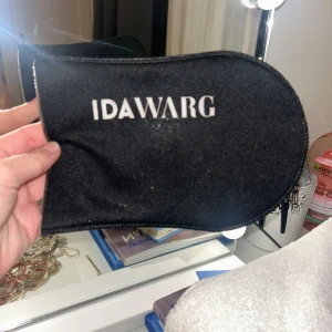 Ida Warg svart handske  - Svart från Ida Warg handske i mjukt tyg. Perfekt för att lägga brunutansol snabbt och enkelt. Snygg och praktisk.