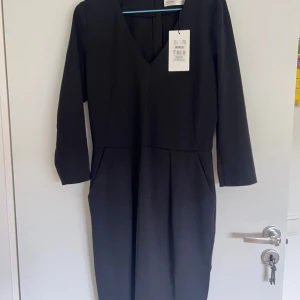 Oanvänd klänning  - Prislapp kvar nypris 900kr