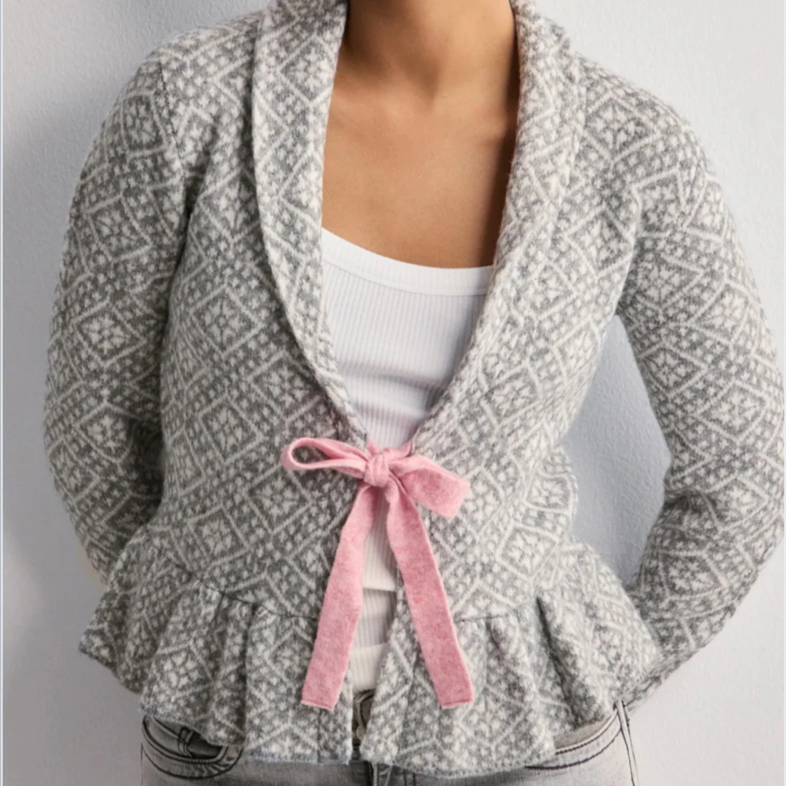 Grå mönstrad kofta med rosa knytband - 1
