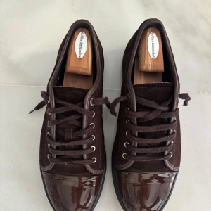 Lanvin storlek 43 - Säljer nu dessa fina bruna lanvinskor som desvärre inte kommer till användning längre. Köpta 4200kr oktober 2024 och är i extremt bra skick! Storlek 43 