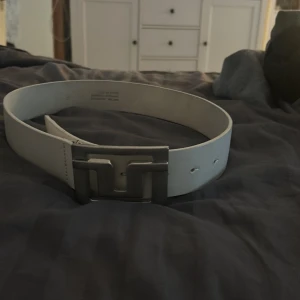 Vitt skärp från J.Lindeberg  - Någon som vill köpa mitt skärp som inte kommer till användning längre så tänkte sälja de i typ nytt skick 