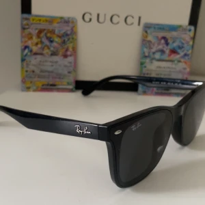 Svarta Ray-Ban Wayfarer solglasögon - BUD!!!   Klassiska svarta rayban wayfarer solglasögon, inte ett minsta tecken på användning och dom är i stilrent skick. Tyvärr finns inget kvitto eller box så därför kan jag låta dom gå för ett billigare pris.