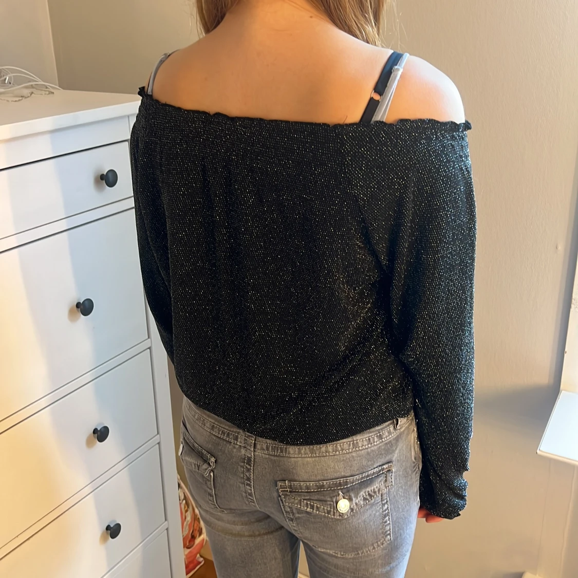 Svart glittrig offshoulder-top - 2
