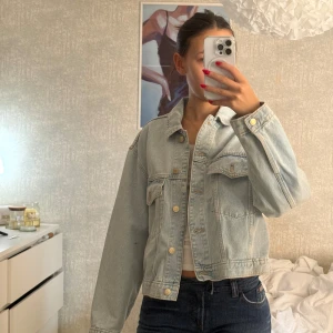 Ljusblå jeansjacka från Vaillent - Säljer en klassisk ljusblå jeansjacka från Vaillent i storlek M. Jackan har en rak passform, två bröstfickor med lock och knappar framtill. Perfekt att slänga över en hoodie eller t-shirt för en chill look.