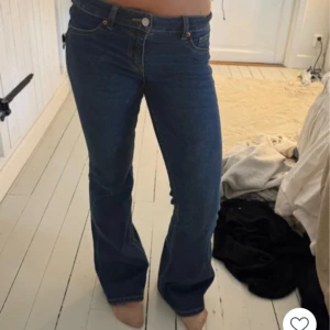 Blå bootcut jeans  - Säljer dessa jeansen i storlek 36 men skulle säga ty de passar bättre på en 34, säljer för de är för korta (inte min bild)❤️