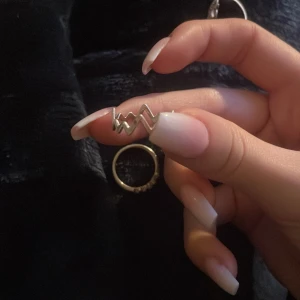 Zigzagformad silverring 925 - Cool ring i äkta silver 925 med unik zigzag-design. Ringen har en öppen form och är perfekt för dig som gillar statement-smycken med modern känsla. Passar att bära ensam eller att kombinera med andra ringar för en personlig stil.