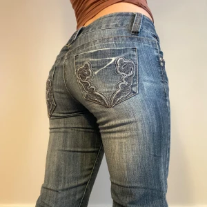 Lowrise raka jeans med fina fickor - Lowrise jeans med fina fickor. Midjemått: 38 cm rakt över, grenmåttet är 18 cm och innerbenet 78 cm. Skriv gärna för fler bilder.💞