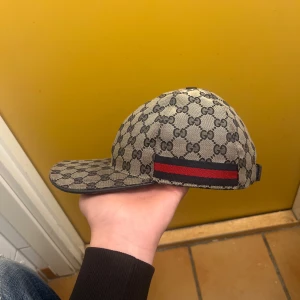 Gucci GG canvas keps beige/blå L - Vill byta mot en svart guccikeps skriv om ni har nä byten