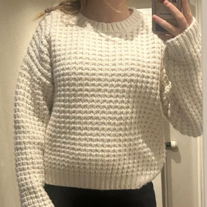 Stickad tröja från Carin Wester - Supermysig creme färgad stickad tröja från Carin Wester. Tröjan är i storlek M och är aldrig använd, (finns prislapp). 