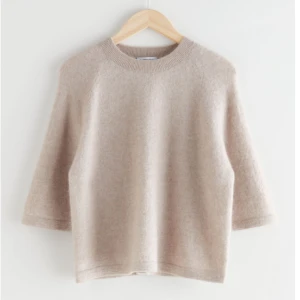 And Other stories - Säljer denna populära och slutsålda tröjan från And Other Stories. Storlek S/M och använd 1 gång. 💓