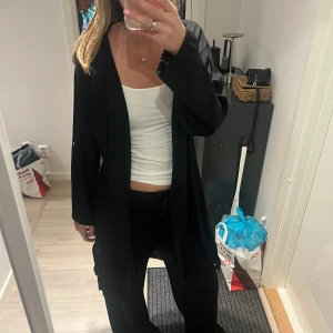 Svart lång tröja - Säljer en svart, lång och stilren tröja med loose passform.