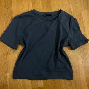 Mörkblå t-shirt från Zara - Skulle säga att denna är croppad och hyfsat tajt passform. Jätteskönt material och helt oanvänd