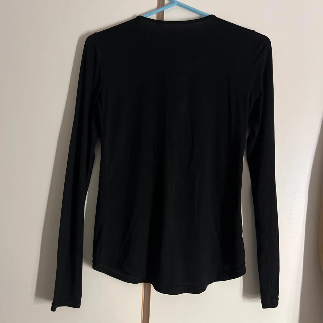 Svart långärmad topp med snörning - 4