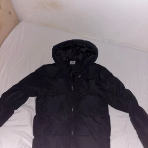 Svart pufferjacka  - Säljer nu en svart pufferjacka!!! Perfekt nu inför vintern!☃️Jackan är inte alls använda utan helt ny!! Säljer den då jag köpte i fel storlek och ej går att lämna tillbaka! DMa mig om du är intresserad! Priset kan även diskuteras!😎😁