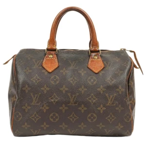 Louis Vuitton Speedy 25 Monogram handväska - LV Speedy 25 monogram. Köpte på Vestire Collective, köpte till autenticitet undersökning. Bilderna är därifrån.  Den är vintage men i hyfsat skick och jag har bara använt den fåtal gånger sen jag köpte den, defekterna syns på bilderna. Kan även skicka fler bilder på det synligaste defekter/skavanker. Måtten är 25cm bred, 19cm hög och 15cm djup.  Jag vill sälja den då den inte kommer till användning, jag köpte den i maj. Skriv vid intresse där jag gärna skickar fler bilder och äkthetsbevis 😊