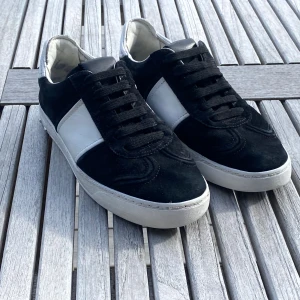 Valentino flycrews - Tja! Säljer ett par ritkigt schyssta valentino flycrews!    📊färger, denna skon består mestadels av svart men även vit, sulan är även en häftig militärfärg  📏 storlek: storleken är orginal 38 men ett fastsytt inlägg är i skon så passar både 37-38  ♻️skick, dessa har använts innan. Texten där de står flycrews har försvunnit och orginalsula ör ej med. Men inlämnade för bara 2 veckor sen och ej använt sen dess.  🧵Matrial: läder , gummi (sulan), mocka  Säljer för de blivit för små!   Var ej rädd för 