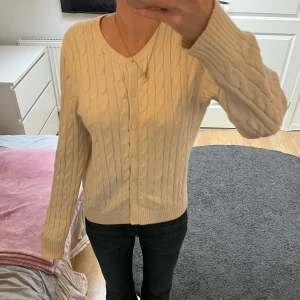 Vit Ralph lauren kofta - Vit Ralph lauren kofta med flätat mönster, inga synliga defekter