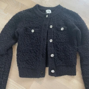 Svart tröja med silver knappar - Super snygg tröja med silvriga knappar, strl xs