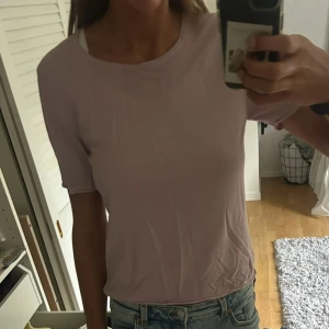 Stickad T-shirt -  Fin stickad t-shirt från Lindex. Använd endast en gång. 