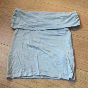 Ljusblå blus från Amisu - Supersnygg ljusblå blus från Amisu i mjukt och tunt bomullsmaterial. Blusen  har en enkel och rak form med bred linning som kan vikas ner för en chill look.