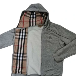 Burberry tröja - Säljer en nästan helt ny burberry tröja. Tröjan är tjock och varm och har den klassiska burberry designen. Mått: Längd 65 cm Axel bredd: 40 cm