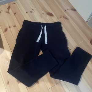 Russemerch - Mörkblåa Russemerch i storlek xxs | dom är i fint skick | dom känns lite större i midjan än vad normala xxs byxor har | priset är inte helt hugget i sten🪨| svarar på alla frågor🙌