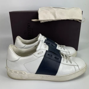 Valentino skor  - Hej! Säljer nu dessa sjukt snygga valentino skor. Skorna är i toppskick! Har begränsat antal boxar och dustbag. Hör av dig vid frågor. 