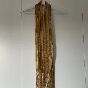 Lace mjuk och skön halsduk - Superfin halsduk i gul färg. Den är lite nopprig men ingen annan skada så. I stretching och mjukt material.  Mått ca 150cm x 65cm 