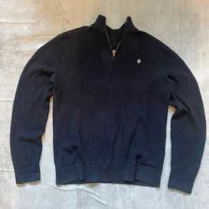 Svart Quaterzip från Morris  - Jag Säljer en fet tröja från Morris| skicket på tröjan är bra 8/10  | storlek L| ny pris 2000: mitt pris är 499 | skriv vid frågor och funderingar  