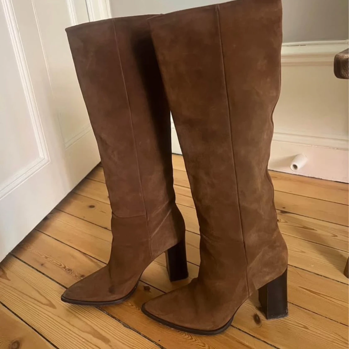 Bruna höga mockastövlar med klack - 1