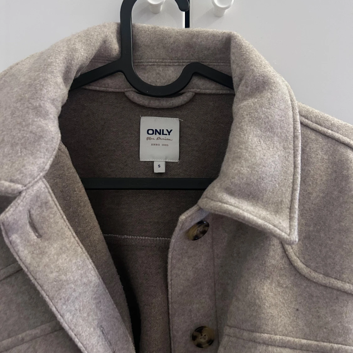 Beige kappa med bälte - 1