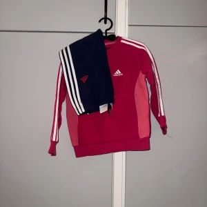 Adidas dress i storlek 104 - Kan finnas någon dov fläck på då kläderna settet används på förskolan. Annars i nästintill nyskick! Superfina verkligen!