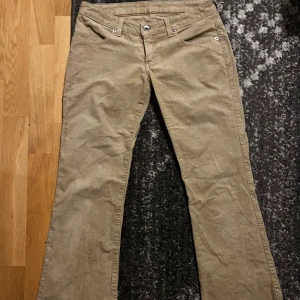 Bootcut jeans - Jätte snygga lågmidjade bootcut/utsvängda jeans! Säljs för de inte används mer. S 28 L 32  Mått rakt över midjan: 37cm och innerbenslängden: 79cm. Köpta på Vinted.  Mycket bra skick inga defekter. Varumärke:???  Priset kan diskuteras