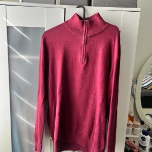 Dressman 1/4 quarter zip vinröd - Jätte fin half zip från dressman Vinröd/ röd färg Storlek L på lappen Precis som ny Skicka meddelande vid några funderingar Kolla gärna även in mina andra annonser