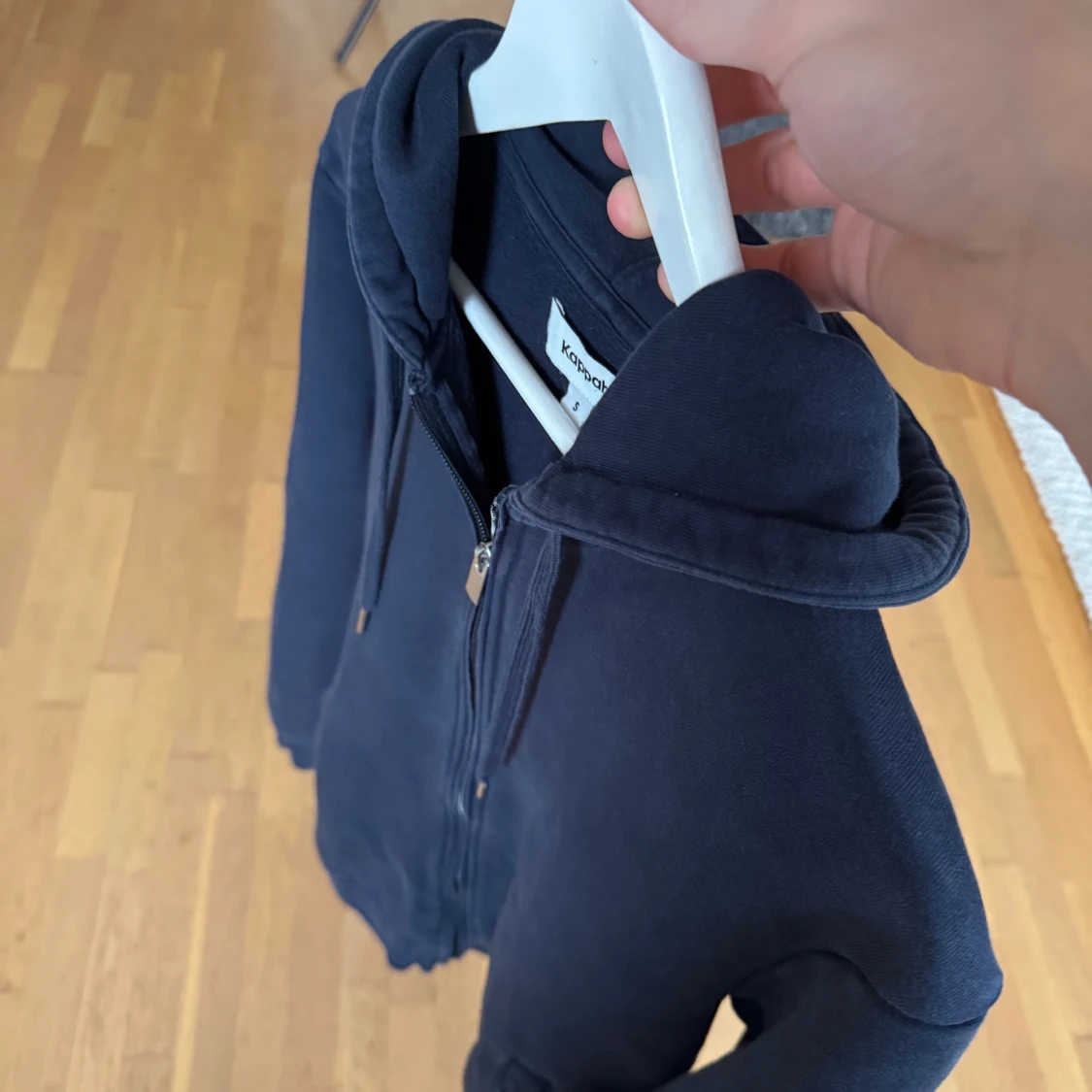 Mörkblå hoodie från Kappahl - 4