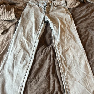Ljusblå jeans från Gina tricot - Säljer ett par ljusblå jeans från gina med klassisk femficksdesign och raka ben. Jeansen har normal passform, dragkedja och knapp framtill samt bälteshällor. Perfekt för dig som gillar enkel och stilren denim. Säljer för dem är för stora i midjan och har knappt använt 