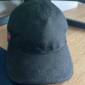 Svart keps GG - Säljer en svart keps gg