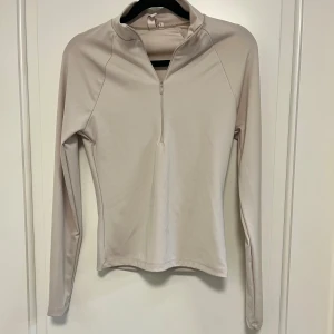 Zip up tröja från Nelly storlek S - Jättefin sporttopp helt oanvänd pga för liten för mig, den är ny men prislapp är av för jag tvättade den inför att säljas