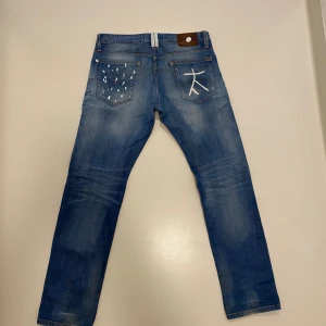 Vintage jeans  - Custom painted Tommy Hilfiger jeans, målade med textilfärg så håller i tvätten👍  Storlek W31 L32 //  Mycket bra skick //  Skriv vid minsta fråga eller fundering💯🤝