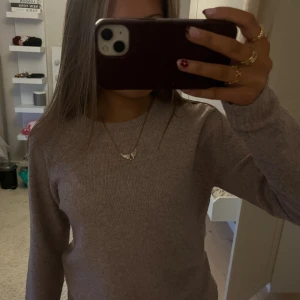 Stickad Tröja💜 - Lite lila/rosa färg men inte så skrikig. En blandning med beige också. Säljer då den inte används. Köparen står för frakt, använd gärna ”köp nu”💜💜