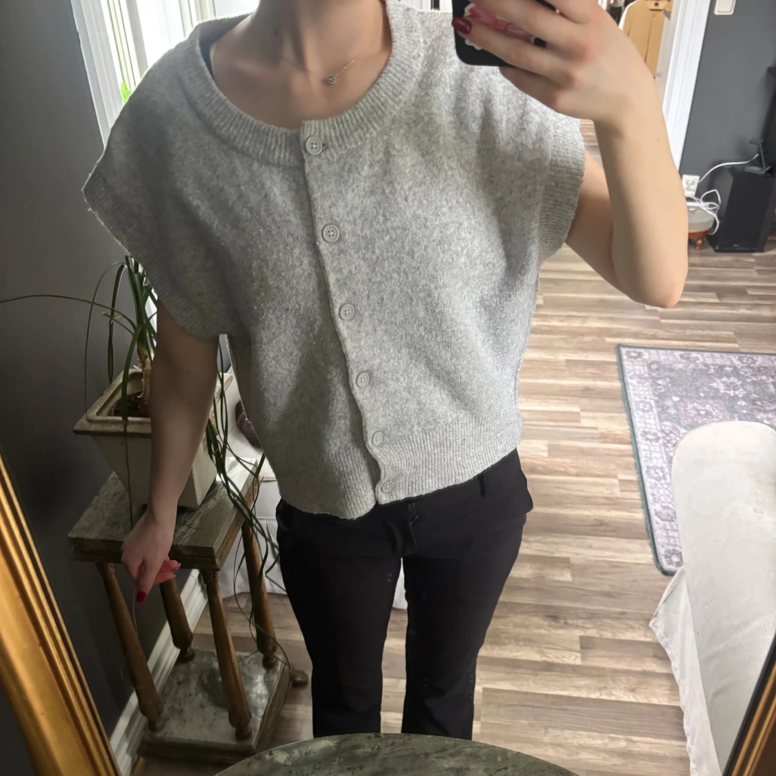Grå ärmlös kofta med knappar - 1