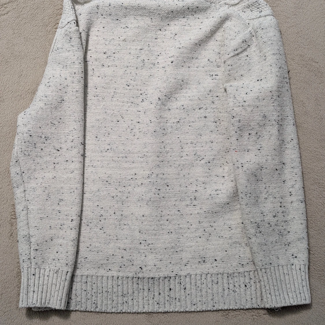 Ljusgrå stickad cardigan med knappar - 1