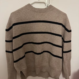 Beige randig stickad tröja - Beige stickad tröja från bikbok.