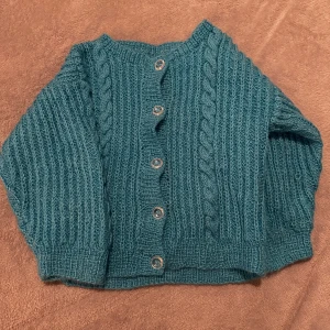 Egenstickad kofta super fin!! Storlek 98-104 - Kanon fin och super mjuk helt oanvänd