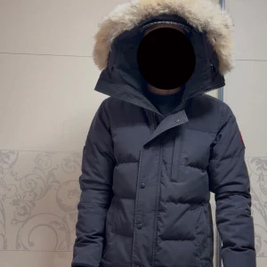 Canada goose jacka - Carsson parka, Navy blue/svart.GÅR TA AV PÄLS. 100% äkta med äkta 🦊 päls, den har inga hål eller skador, för fler bilder på lappar,päls och annat är det bara skriva.  tecken på använding finns men är i fint skick. Nypris är runt 22500-24500kr med äkta päls