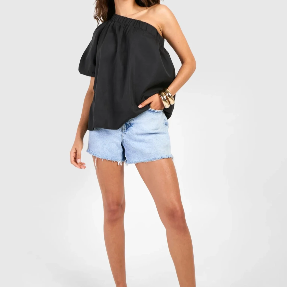 Svart oneshoulder topp med volym - 2