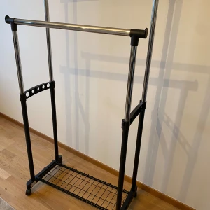 Klädstång / Klädställning JYSK - Justerbar klädställning från JYSK. Stabil konstruktion i metall och plast med hjul för enkel förflyttning. Mycket gott skick. .