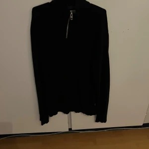 Half zip tröja stickad  - Säljer denna halv zip tröjan från Jack and Jones storlek small 