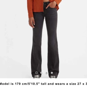 Levi's Superlow Bootcut Jeans Svart - Snygga svarta Levi's Superlow Bootcut jeans med låg midja och klassisk bootcut-passform. Mörk gråa! Storleken är 25/32, 25 är midja 32 längd, är ca 165 cm